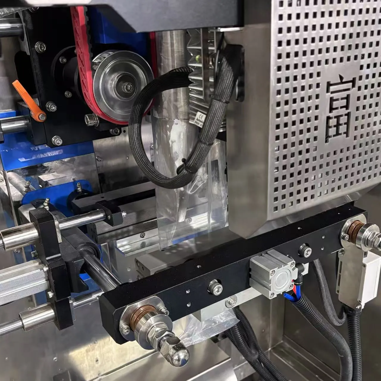 Стабильное термосваривающее устройство для упаковки порошковых пакетов